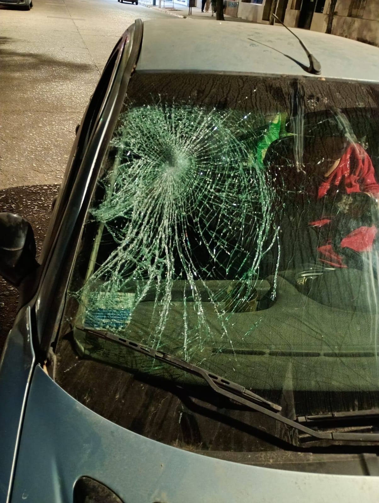 Impactante accidente entre un automóvil y dos bicicletas en el centro de la ciudad